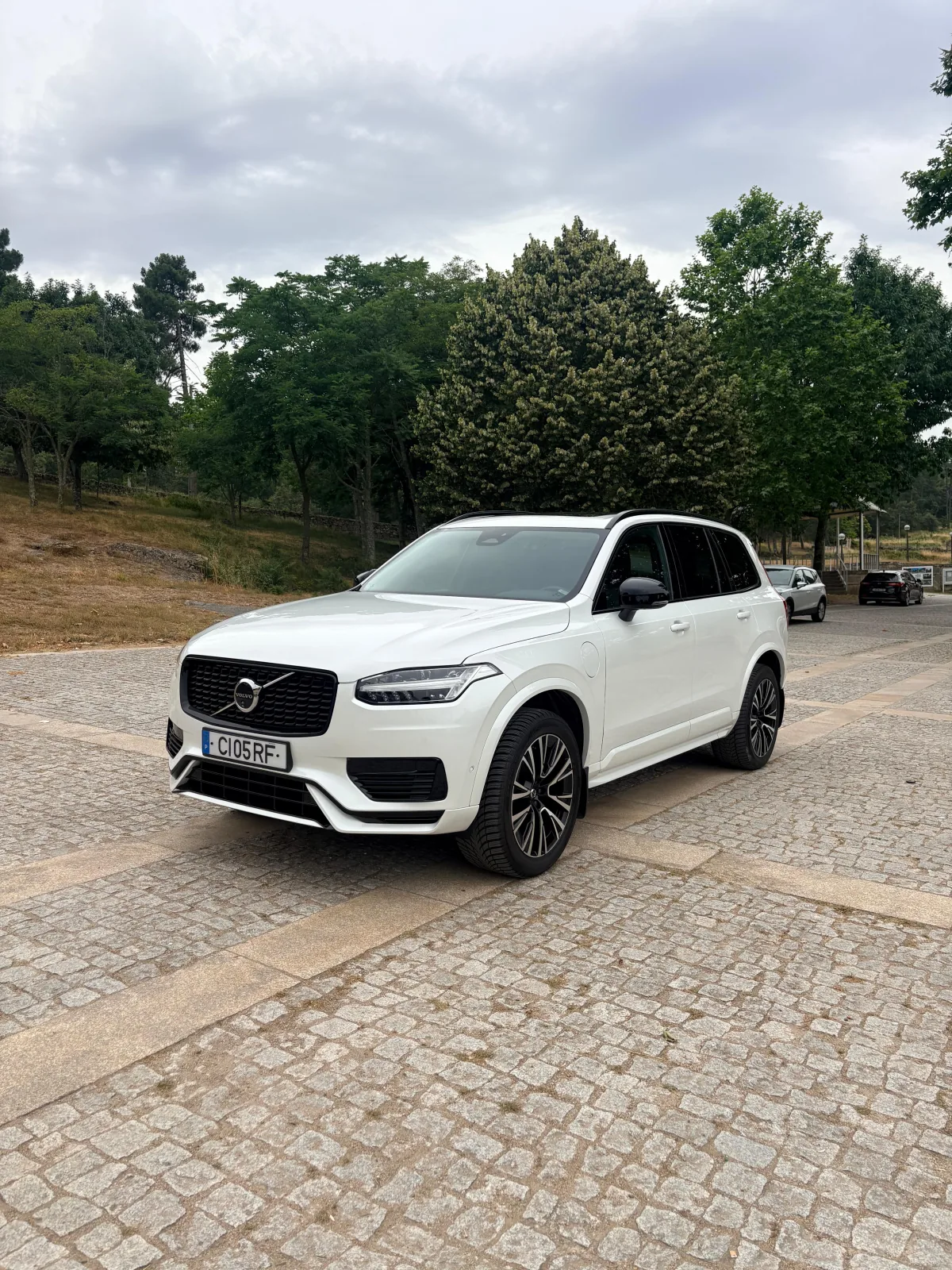 Volvo XC90 T8 2023 visto de frente e do lado esquerdo