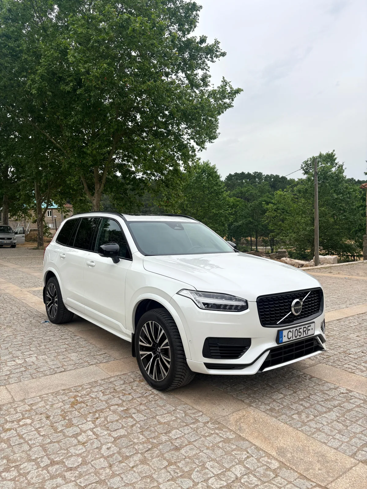 Volvo XC90 T8 2023 visto de frente e do lado direito